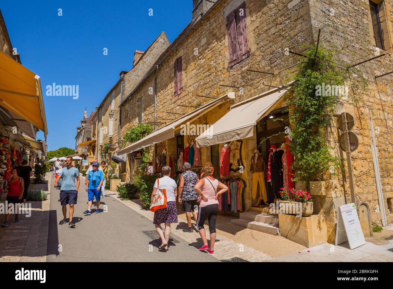 Domme, Frankreich - 14 August 2019: Touristen, die in der mittelalterlichen Stadt Sarlat-la-Canéda in der Dordogne Frankreich Stockfoto