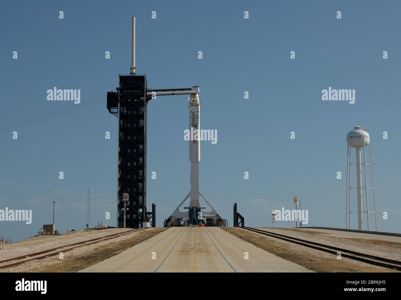 Cape Canaveral, Vereinigte Staaten von Amerika. 21 Mai 2020. Die SpaceX Falcon 9 Rakete, die die Crew Dragon Raumsonde trägt, ist in einer vertikalen Position sicher, wobei der Crew-Zufahrtsarm für den AT Launch Complex 39A für die Demo-2 Mission im Kennedy Space Center vorbereitet ist 21. Mai 2020 in Cape Canaveral, Florida. Die NASA SpaceX Demo-2 Mission ist der erste kommerzielle Start, der Astronauten zur Internationalen Raumstation transportiert. Quelle: Bill Ingalls/NASA/Alamy Live News Stockfoto