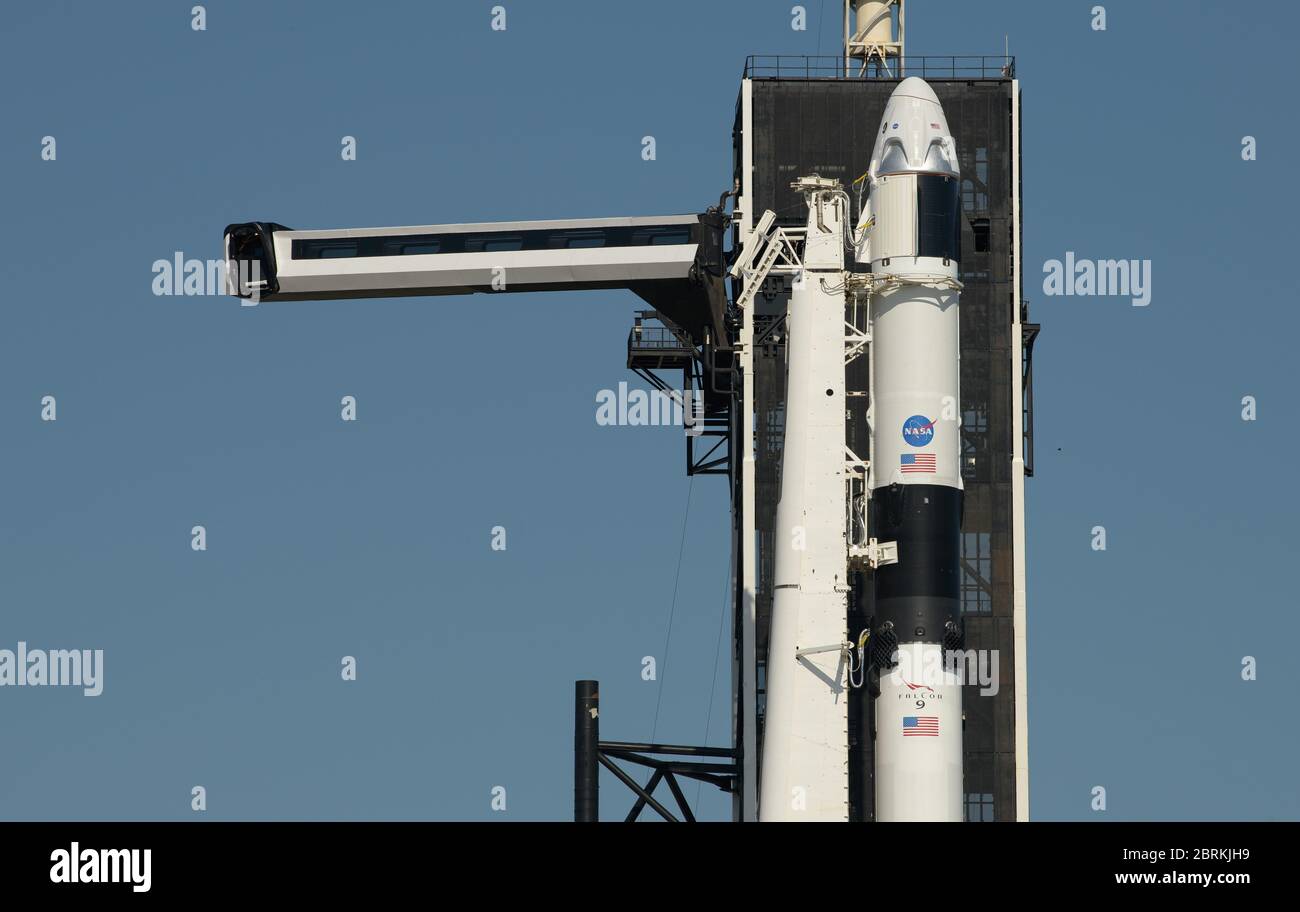 Cape Canaveral, Vereinigte Staaten von Amerika. 21 Mai 2020. Der Crew-Zufahrtsarm wird für die SpaceX Falcon 9 Rakete, die das Crew Dragon Raumschiff trägt, in die Position geschwenkt, nachdem er am Launch Complex 39A in eine vertikale Position für die Demo-2 Mission im Kennedy Space Center am 21. Mai 2020 in Cape Canaveral, Florida, gehoben wurde. Die NASA SpaceX Demo-2 Mission ist der erste kommerzielle Start, der Astronauten zur Internationalen Raumstation transportiert. Quelle: Bill Ingalls/NASA/Alamy Live News Stockfoto
