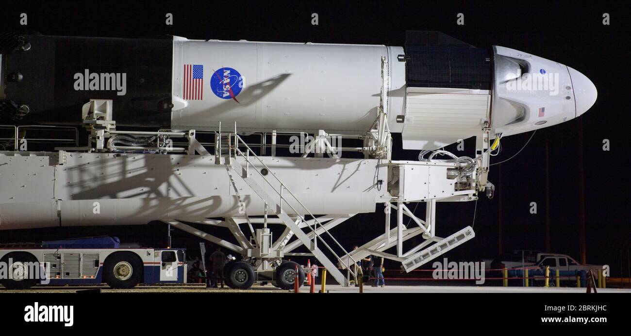 Cape Canaveral, Vereinigte Staaten von Amerika. 21 Mai 2020. Die SpaceX Falcon 9 Rakete, die das Raumschiff Crew Dragon trägt, wird aus der Integrationsanlage zum Launch Complex 39A in Vorbereitung auf die Demo-2 Mission im Kennedy Space Center am 21. Mai 2020 in Cape Canaveral, Florida, ausgerollt. Die NASA SpaceX Demo-2 Mission ist der erste kommerzielle Start, der Astronauten zur Internationalen Raumstation transportiert. Quelle: Bill Ingalls/NASA/Alamy Live News Stockfoto