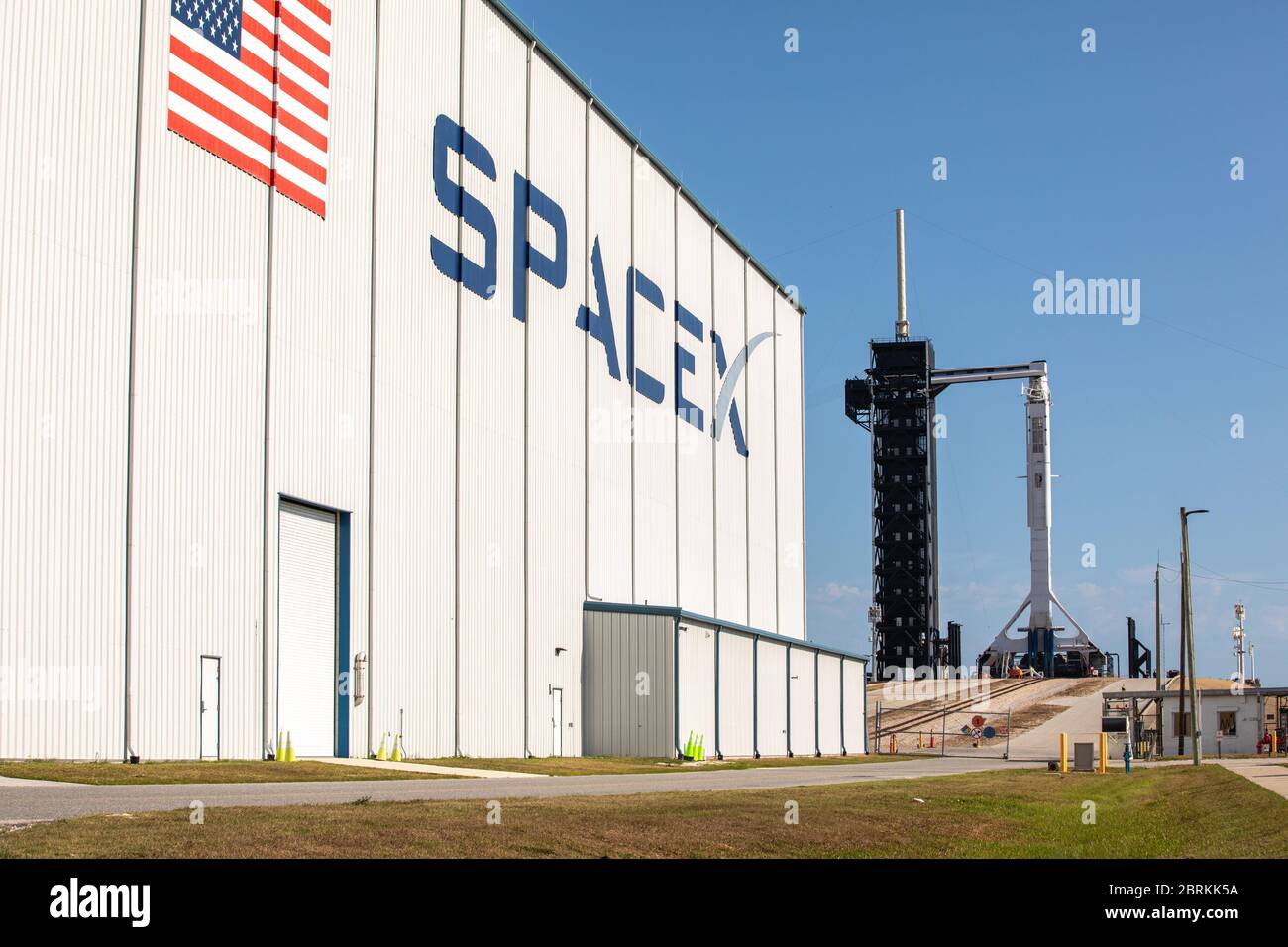 Cape Canaveral, Vereinigte Staaten von Amerika. 21 Mai 2020. Die SpaceX Falcon 9 Rakete, die die Crew Dragon Raumsonde trägt, ist in einer vertikalen Position sicher, wobei der Crew-Zufahrtsarm für den AT Launch Complex 39A für die Demo-2 Mission im Kennedy Space Center vorbereitet ist 21. Mai 2020 in Cape Canaveral, Florida. Die NASA SpaceX Demo-2 Mission ist der erste kommerzielle Start, der Astronauten zur Internationalen Raumstation transportiert. Quelle: Kim Shiflett/NASA/Alamy Live News Stockfoto