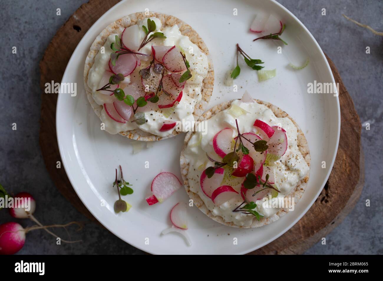 Reiscracker mit Quark, Rettich und Mikrokräutern Stockfoto