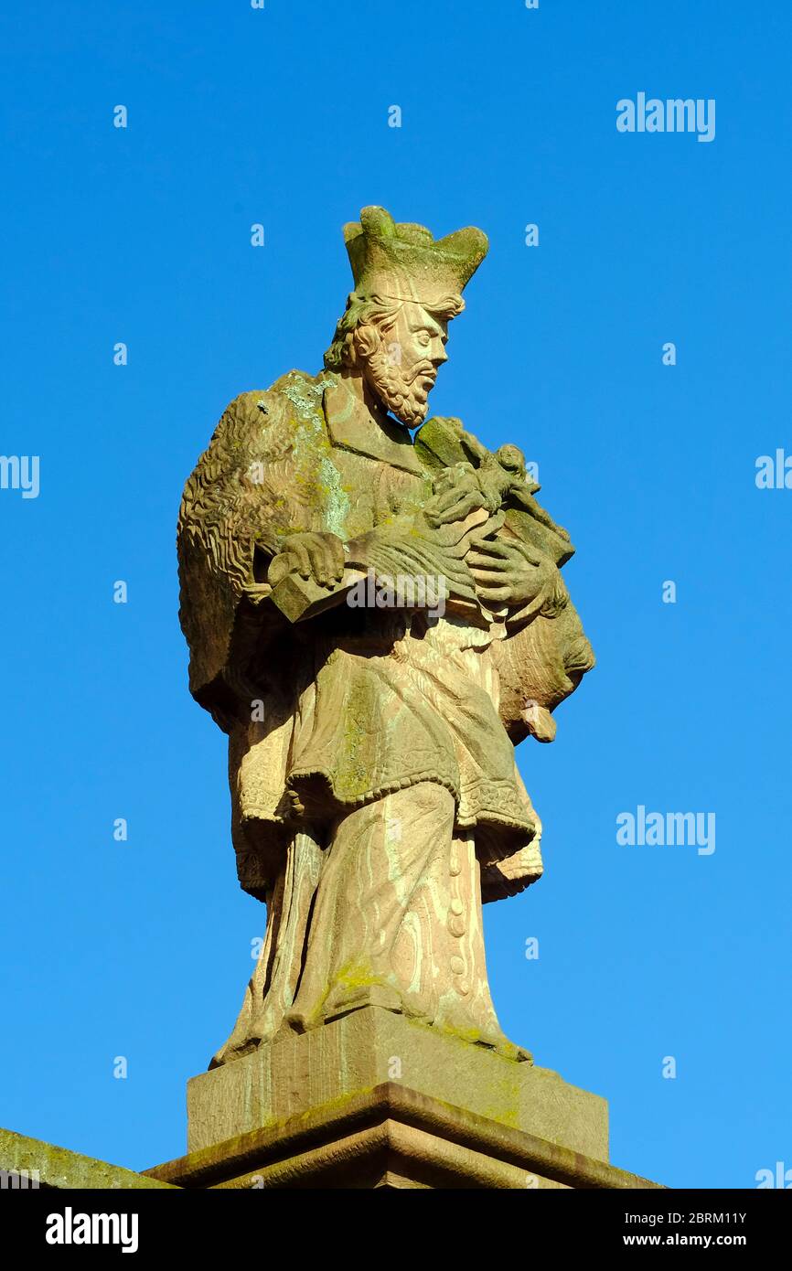 Deutschland, Hessen,Seligenstadt,Nepomuk-Statue an der Hans-Memling-Schule Stockfoto