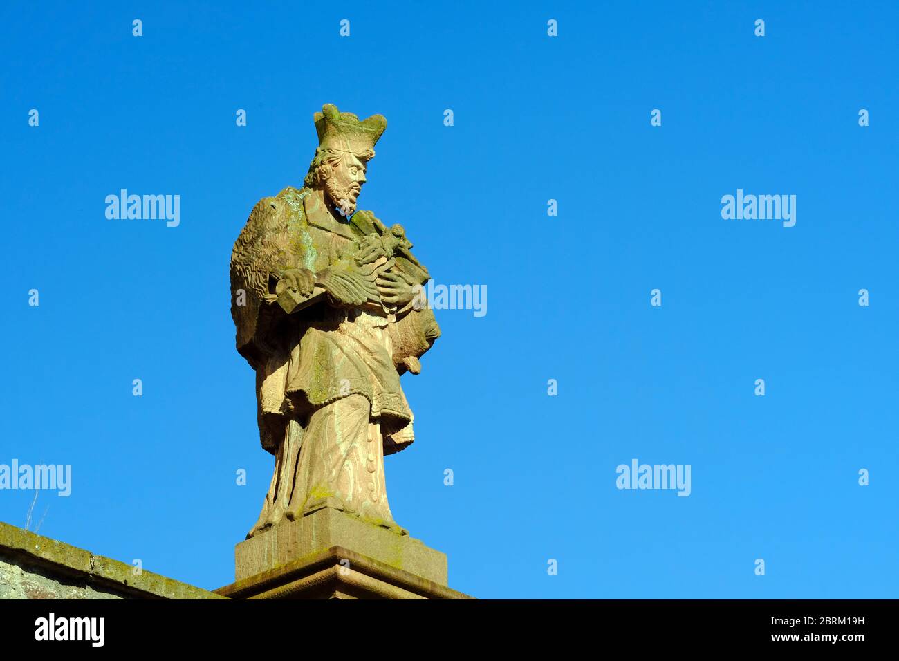 Deutschland, Hessen,Seligenstadt,Nepomuk-Statue an der Hans-Memling-Schule Stockfoto