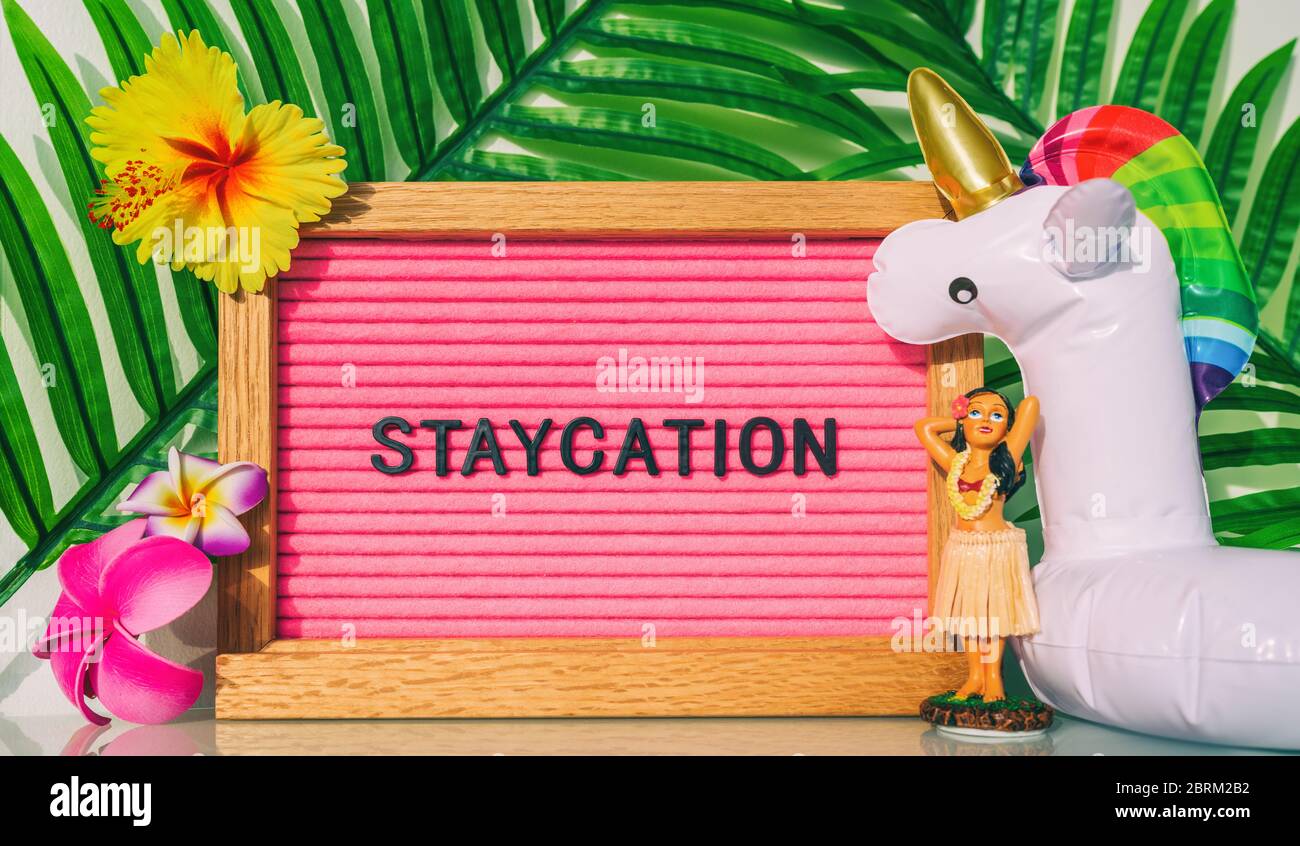 Staycation Zeichen für Sommerferien Pläne während COVID-19. Lustige Vintage hawaiian rosa Filz Board Text für zu Hause bleiben für die Ferien. Was man diesen Sommer ohne Reisen machen kann. Stockfoto