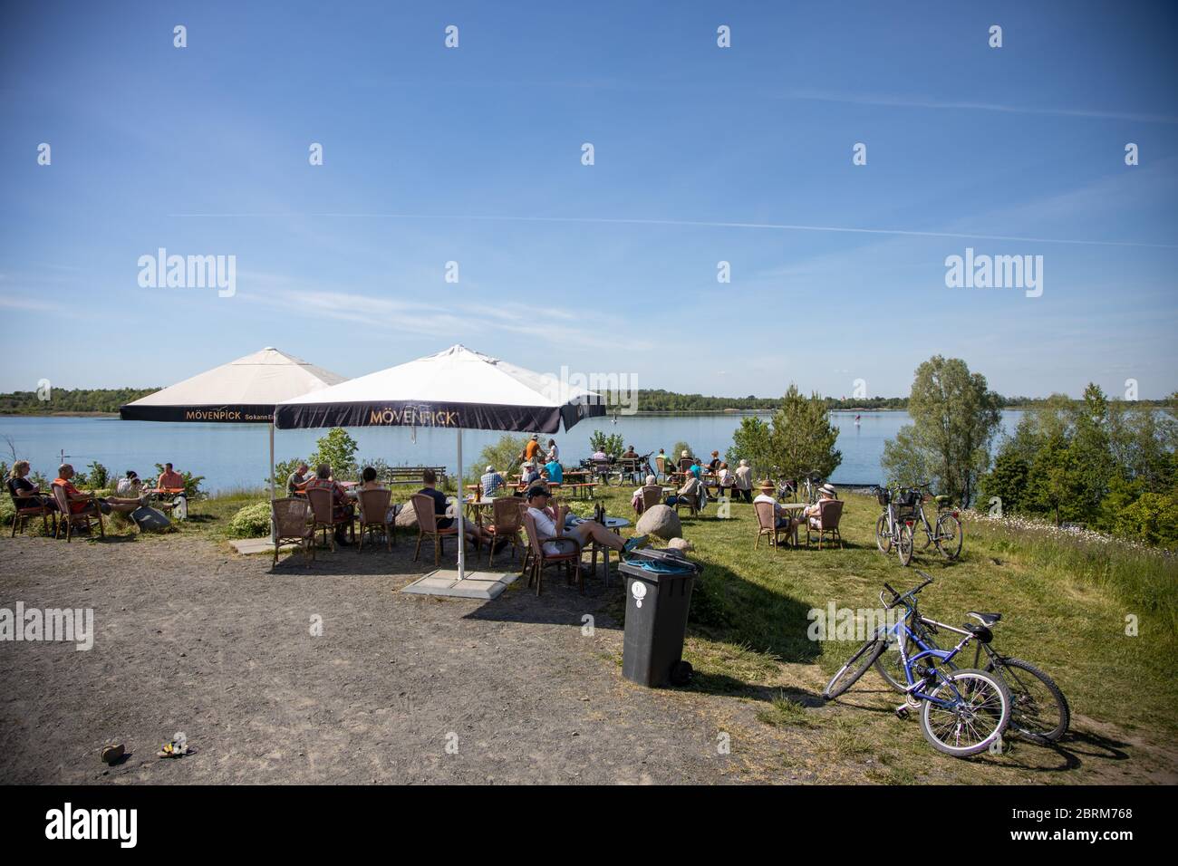 Leipzig, Deutschland, 05-21-2020 Ausflüge trotz Corona. Die Leute im Biergarten Stockfoto