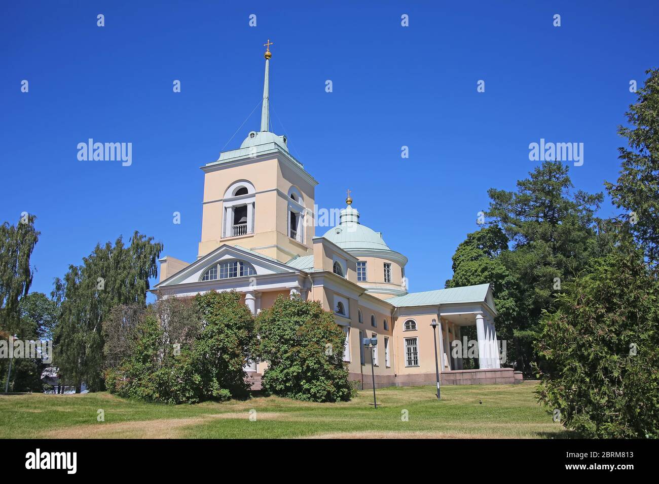 Die Kirche des Heiligen Nikolaus befindet sich im Isopuisto Park im Stadtzentrum von Kotka. Die neoklassische Kirche wurde zwischen 1799 und 1801 in Finnland erbaut. Stockfoto