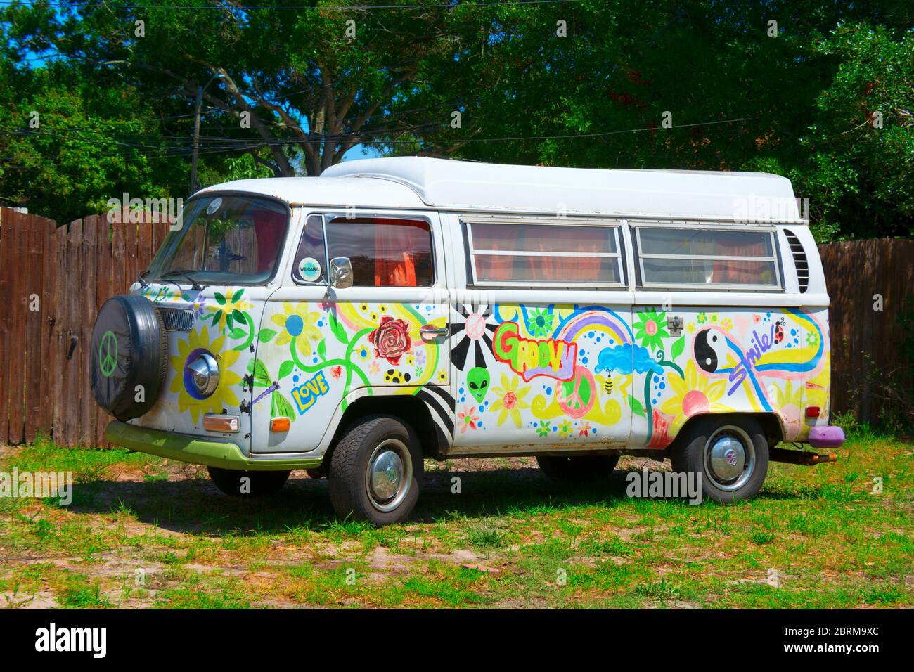 Sankt Petersburg, Florida / USA - 3. Mai 2020: Antiker Hippie 1970 Volkswagen VW Typ 2 Wohnmobil mit Liebe und groovigen bunten Kunstwerken handbemalt Stockfoto