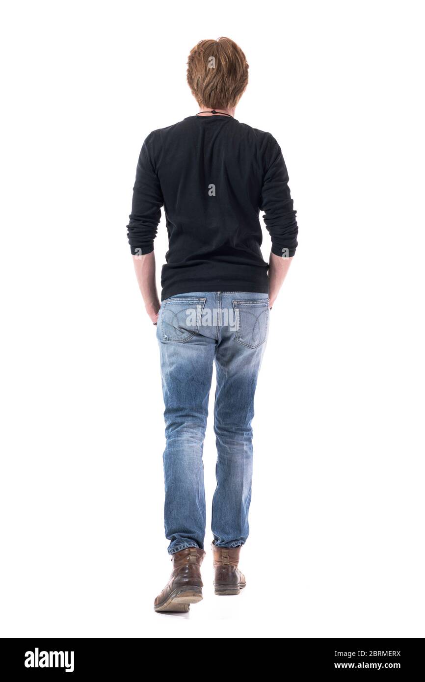 Rückansicht von schönen jungen stilvollen Mann in schwarzem Hemd und Jeans gehen weg mit Händen in Taschen. Volle Körperlänge isoliert auf weißem Hintergrund. Stockfoto