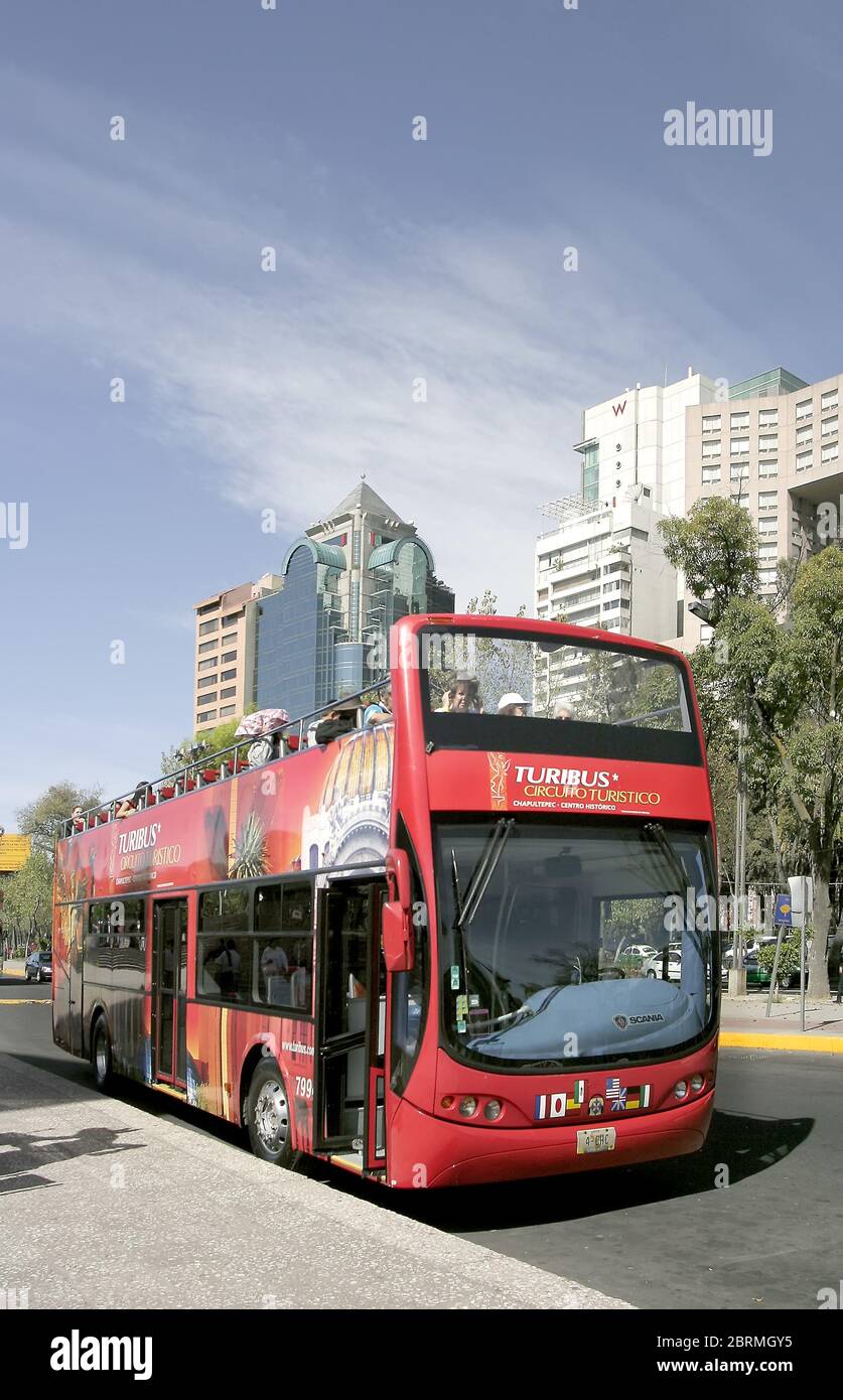 Stadtrundfahrt mit dem Bus auf dem Paseo de la Reforma, Mexiko-Stadt, Mexiko Stockfoto