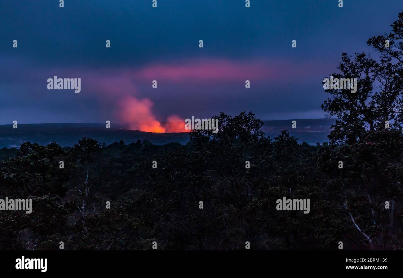 Kilauea Caldera glühend mit wogenden und steigenden Gasen und Dampf aus dem Lavasee im Inneren, wie aus dem kilauea Iki Krater Rim Trail, Hawaii Volc Stockfoto