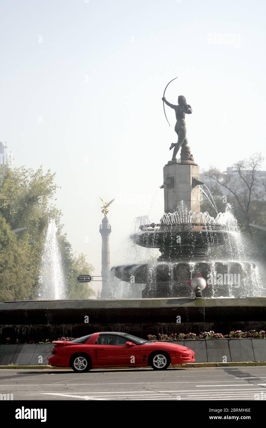 Diana das Denkmal der Jägerin mit dem Denkmal des Engels der Unabhängigkeit im Hintergrund auf der Avenida Paseo de la Reforma, Mexiko-Stadt, Mexiko Stockfoto