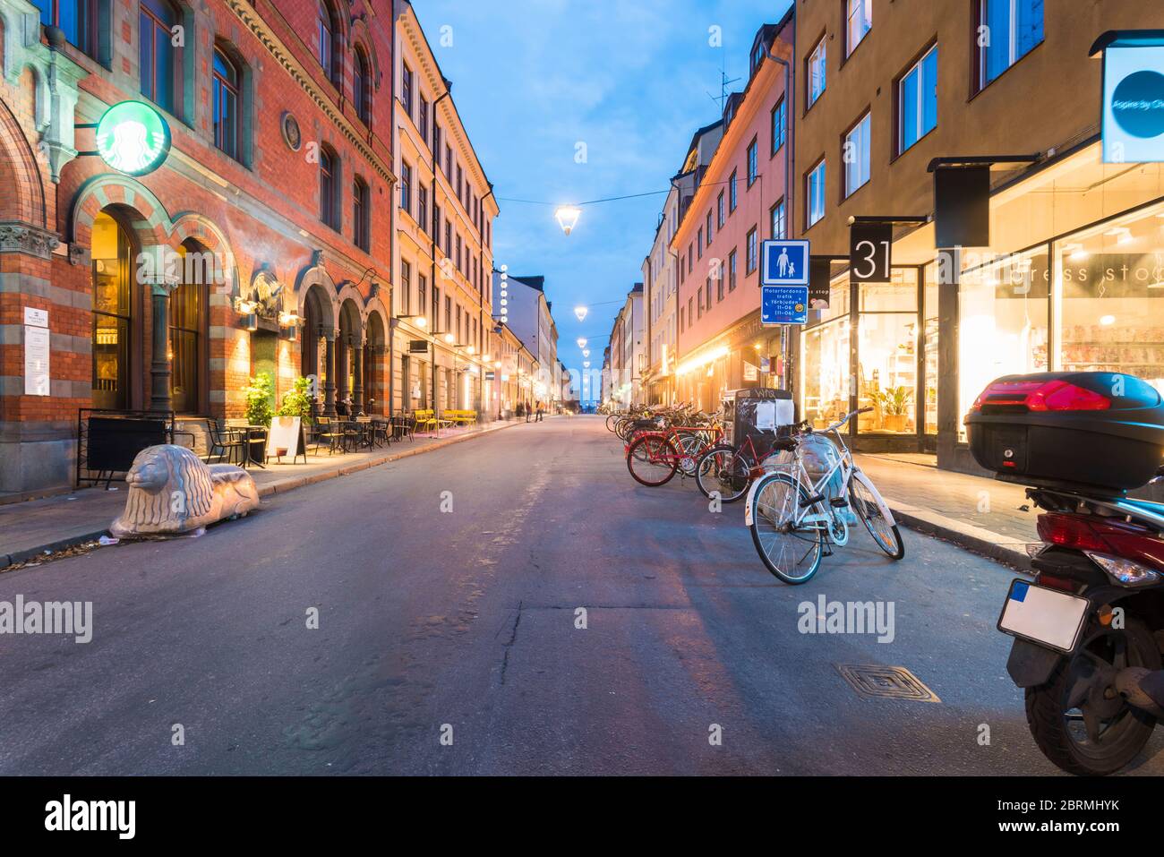 Die Restaurants Und Bars In Slussen Sind Abends Leer Stockfotografie die-restaurants-und-bars-in-slussen-sind-abends-leer-stockfotografie