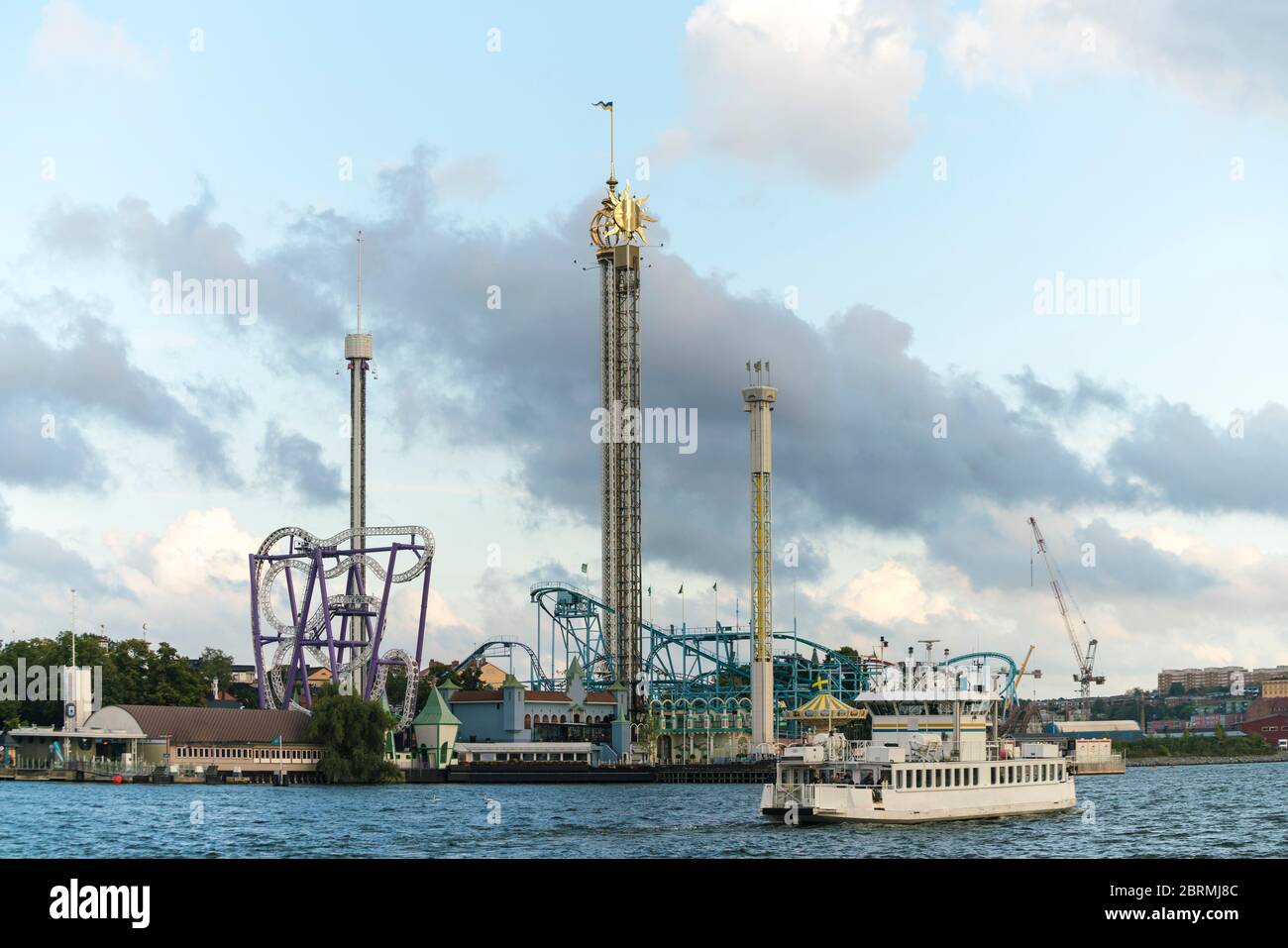 Grona Lund Freizeitpark am Djurgarden im Sommer vom Wasser Stockfoto