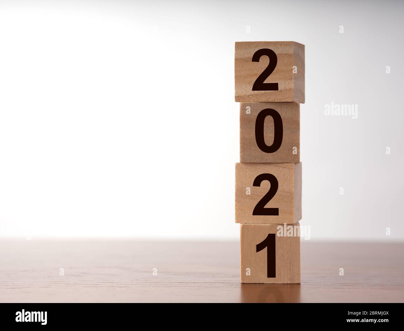 Neujahr 2021 auf Holzwürfeln mit Kopierraum. Konzept für das neue Jahr Stockfoto