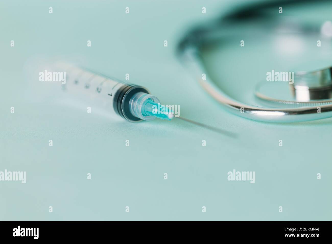 Eine neue sterile Spritze neben einem Stethoskop Stockfoto