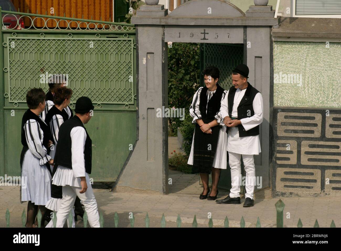 Volksfest in Gura Raului, SB, Rumänien: Sarbatoarea Portului Popular. Einheimische in traditionellen Kostümen. Stockfoto