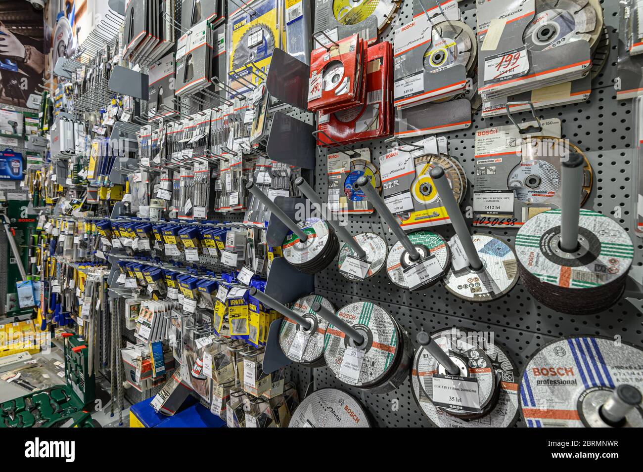 Regale in einem Heimwerkerladen mit einer Vielzahl von Elektrowerkzeugen, meist der Marke Bosch Stockfoto