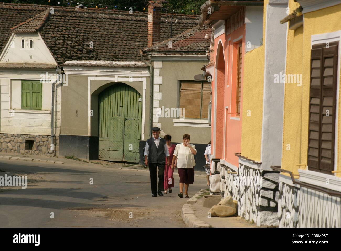 Menschen, die auf der Straße in dem Dorf Gura Raului, SB, Rumänien Stockfoto