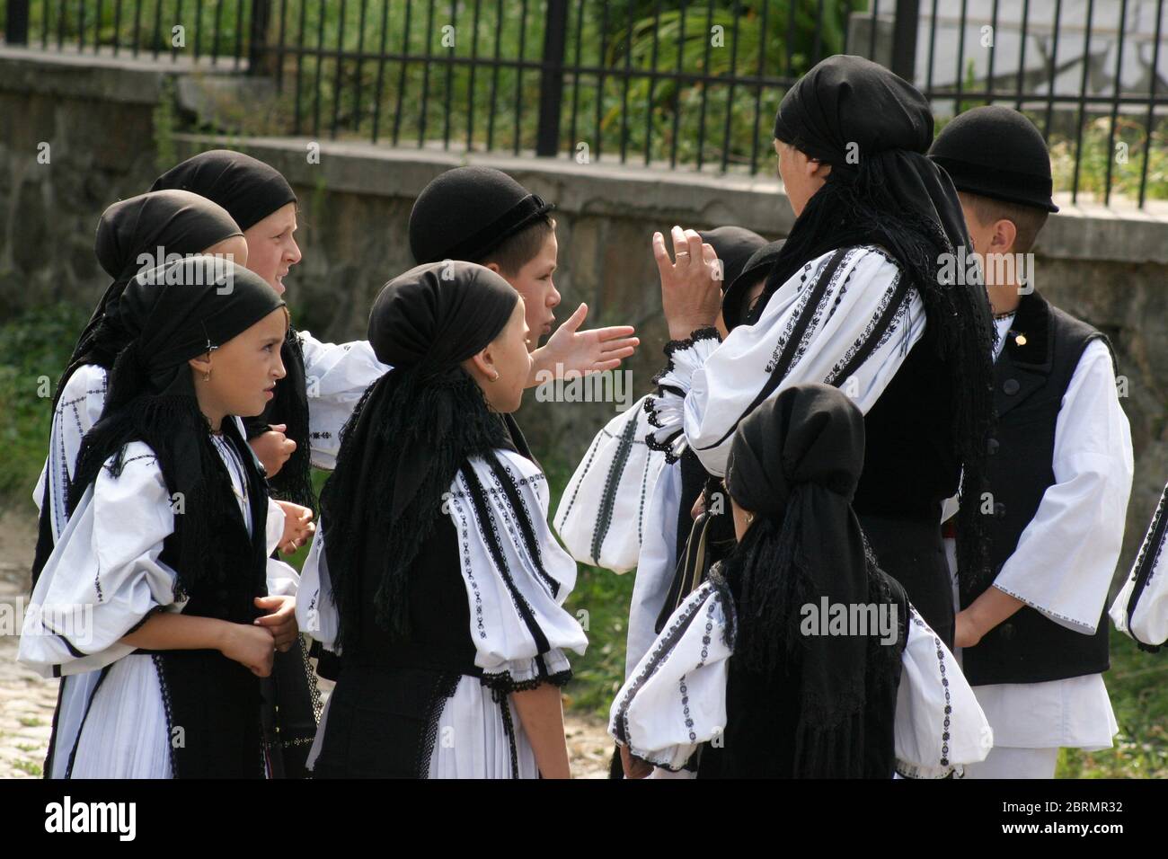 Volksfest in Gura Raului, SB, Rumänien: Sarbatoarea Portului Popular. Lehrer und Schüler in traditionellen Kostümen. Stockfoto