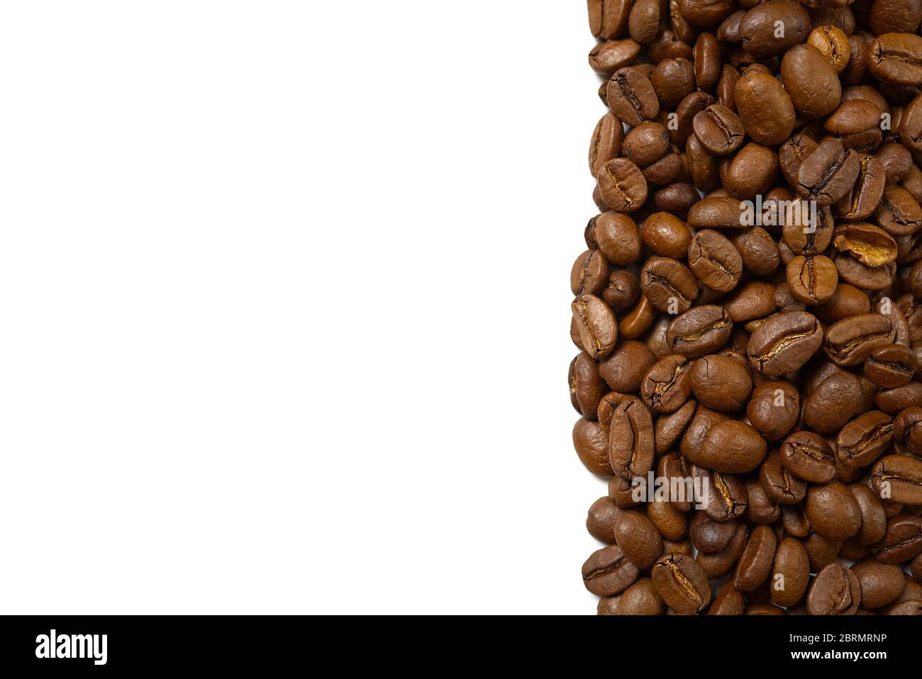 Textur der Kaffeebohnen. Geröstete Kaffeebohnen Hintergrund. Schließen Sie Kaffeebohnen mit Kopierraum auf weißem Hintergrund. Stockfoto