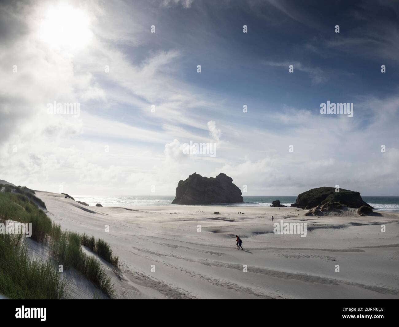 Touristen am windgepeitschten Wharariki Beach und den Archway Islands, Puponga, Tasman, Neuseeland Stockfoto