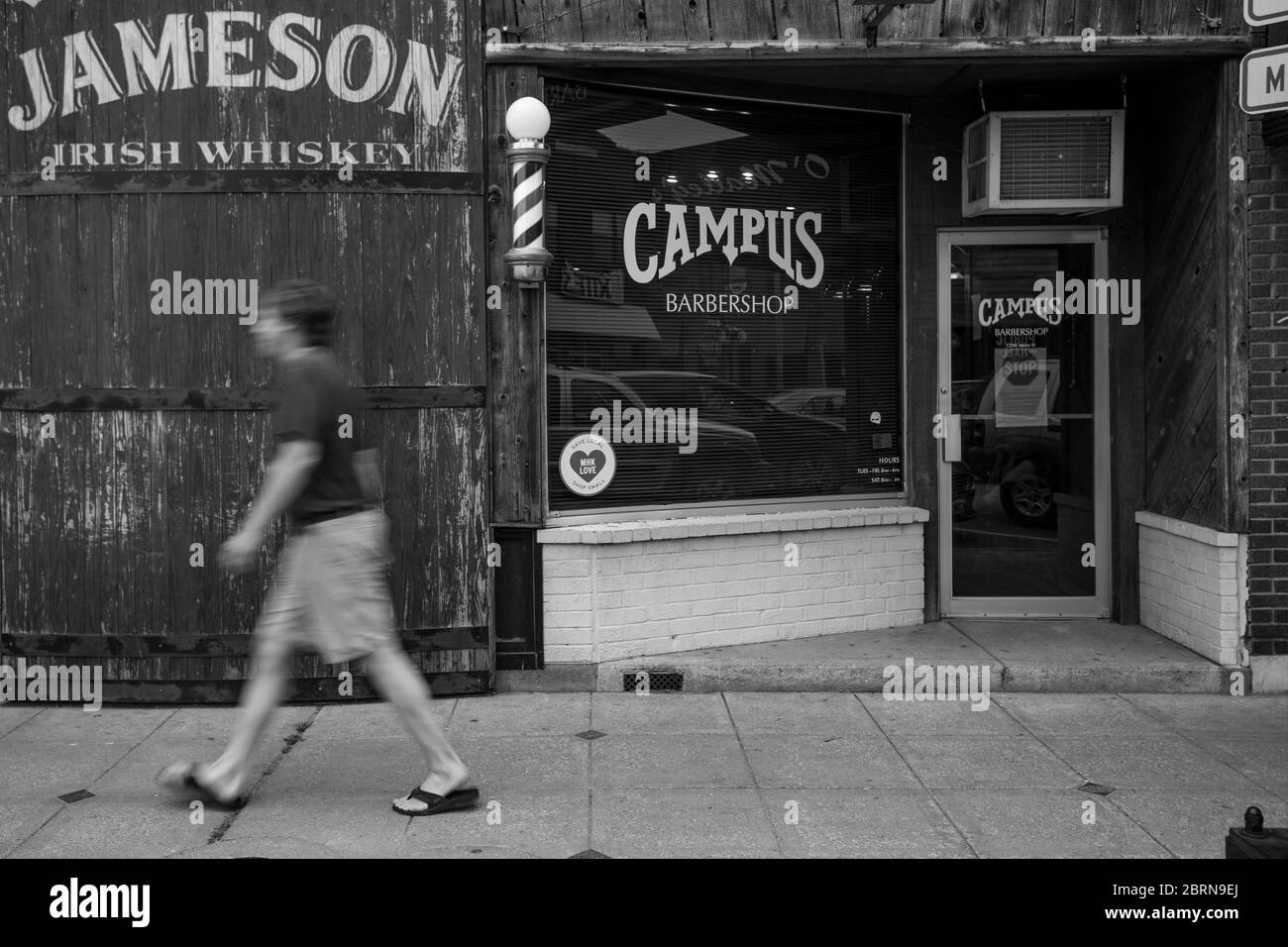 Manhattan, Kansas, USA. Mai 2020. Der Campus Barbershop in Aggieville, Kansas ältestem Einkaufsviertel, ist seit März 17 geschlossen und hat zwei Tage geöffnet. Mai 18 war der erste Tag der Phase 1.5 des Plans, Kansas Wirtschaft wieder zu öffnen. Kredit: Luke Townsend/ZUMA Wire/Alamy Live News Stockfoto