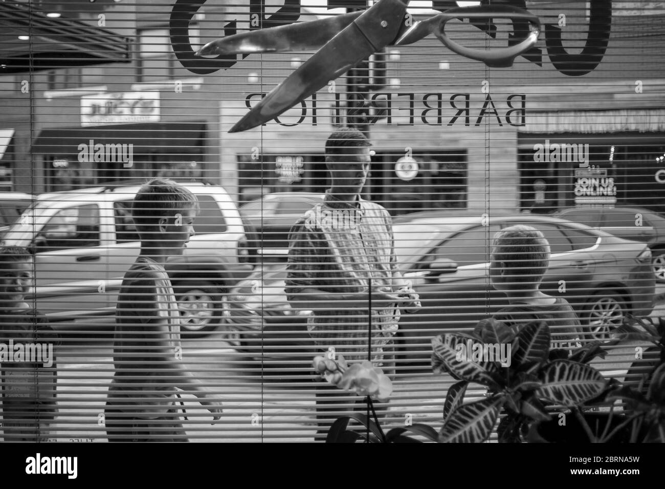 Manhattan, Kansas, USA. Mai 2020. Die Familie Weddle wartet am Mittwoch vor dem Campus Barbershop auf den Haarschnitt. Der Campus Barbershop in Aggieville, Kansas ältestem Einkaufsviertel, ist seit März 17 geschlossen und hat zwei Tage geöffnet. Mai 18 war der erste Tag der Phase 1.5 des Plans, Kansas Wirtschaft wieder zu öffnen. Kredit: Luke Townsend/ZUMA Wire/Alamy Live News Stockfoto