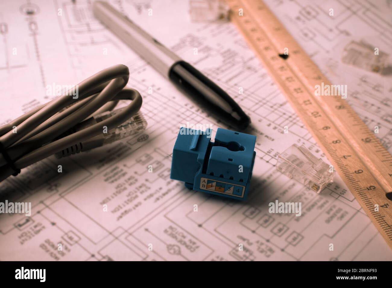 Werkzeuge für die Gestaltung von Datennetzwerken. Netzwerkkabelklemme, Hand-Werkzeug Crimper Netzwerk, Marker und Regel auf strukturierten Schaltplan utp-Kabel insta Stockfoto