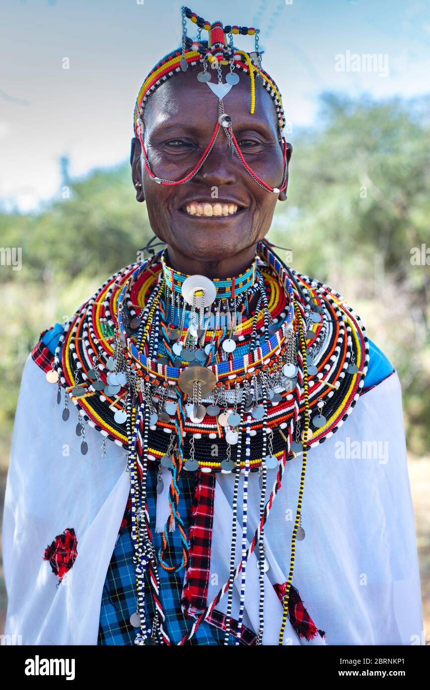 Maasai Frau in traditionellen Kopfschmuck, Halsketten und Kleidung Stockfoto