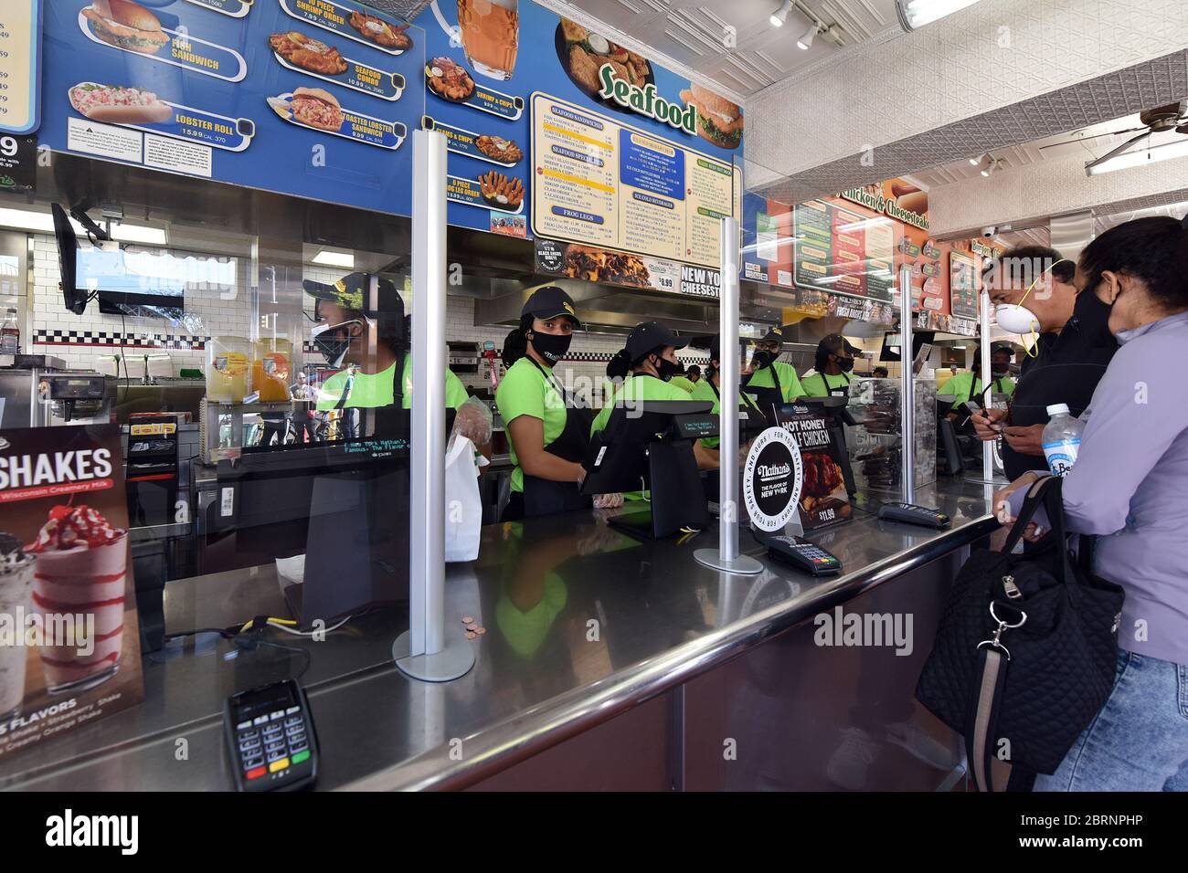 New York City, USA. Mai 2020. Nathan's Famous, das berühmte Hot Dog Fast Food Restaurant in Coney Island, steht Kunden offen, die nur zur Zeit der COVID-19-Pandemie im Brooklyn-Bezirk New York City, NY, am 21. Mai 2020 einen Mitnahme-Besuch bestellen. Die NYPD kündigte an, dass sie am Memorial Day Wochenende die Strände patrouillieren wird, um die soziale Distanz zu genießen und Masken auszuteilen, und sagte, Strandbesucher können nur knöcheltief ins Wasser gehen, kein Schwimmen ist erlaubt, aber Surfen wird erlaubt sein. (Anthony Behar/Sipa USA) Credit: SIPA USA/Alamy Live News Stockfoto