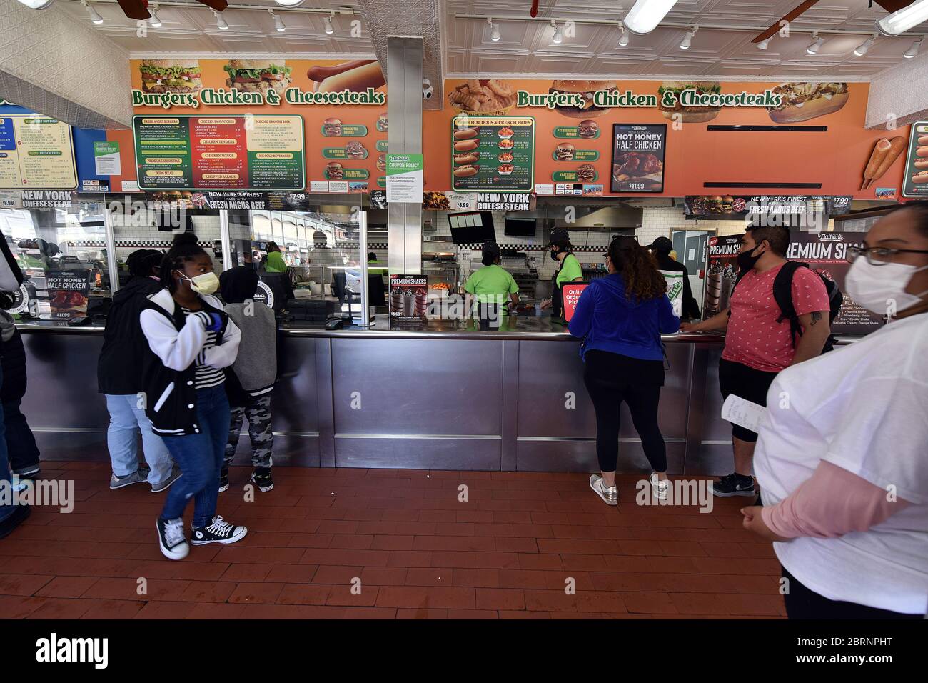 New York City, USA. Mai 2020. Nathan's Famous, das berühmte Hot Dog Fast Food Restaurant in Coney Island, steht Kunden offen, die nur zur Zeit der COVID-19-Pandemie im Brooklyn-Bezirk New York City, NY, am 21. Mai 2020 einen Mitnahme-Besuch bestellen. Die NYPD kündigte an, dass sie am Memorial Day Wochenende die Strände patrouillieren wird, um die soziale Distanz zu genießen und Masken auszuteilen, und sagte, Strandbesucher können nur knöcheltief ins Wasser gehen, kein Schwimmen ist erlaubt, aber Surfen wird erlaubt sein. (Anthony Behar/Sipa USA) Credit: SIPA USA/Alamy Live News Stockfoto