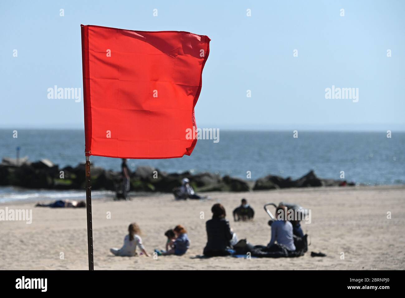 New York City, USA. Mai 2020. Strandgänger üben soziale Distanz am Coney Island Strand im Brooklyn Bezirk von New York City, NY, 21. Mai 2020. Die NYPD kündigte an, dass sie am Memorial Day Wochenende die Strände patrouillieren wird, um die soziale Distanz zu genießen und Masken auszuteilen, und sagte, Strandbesucher können nur knöcheltief ins Wasser gehen, kein Schwimmen ist erlaubt, aber Surfen wird erlaubt sein. (Anthony Behar/Sipa USA) Credit: SIPA USA/Alamy Live News Stockfoto