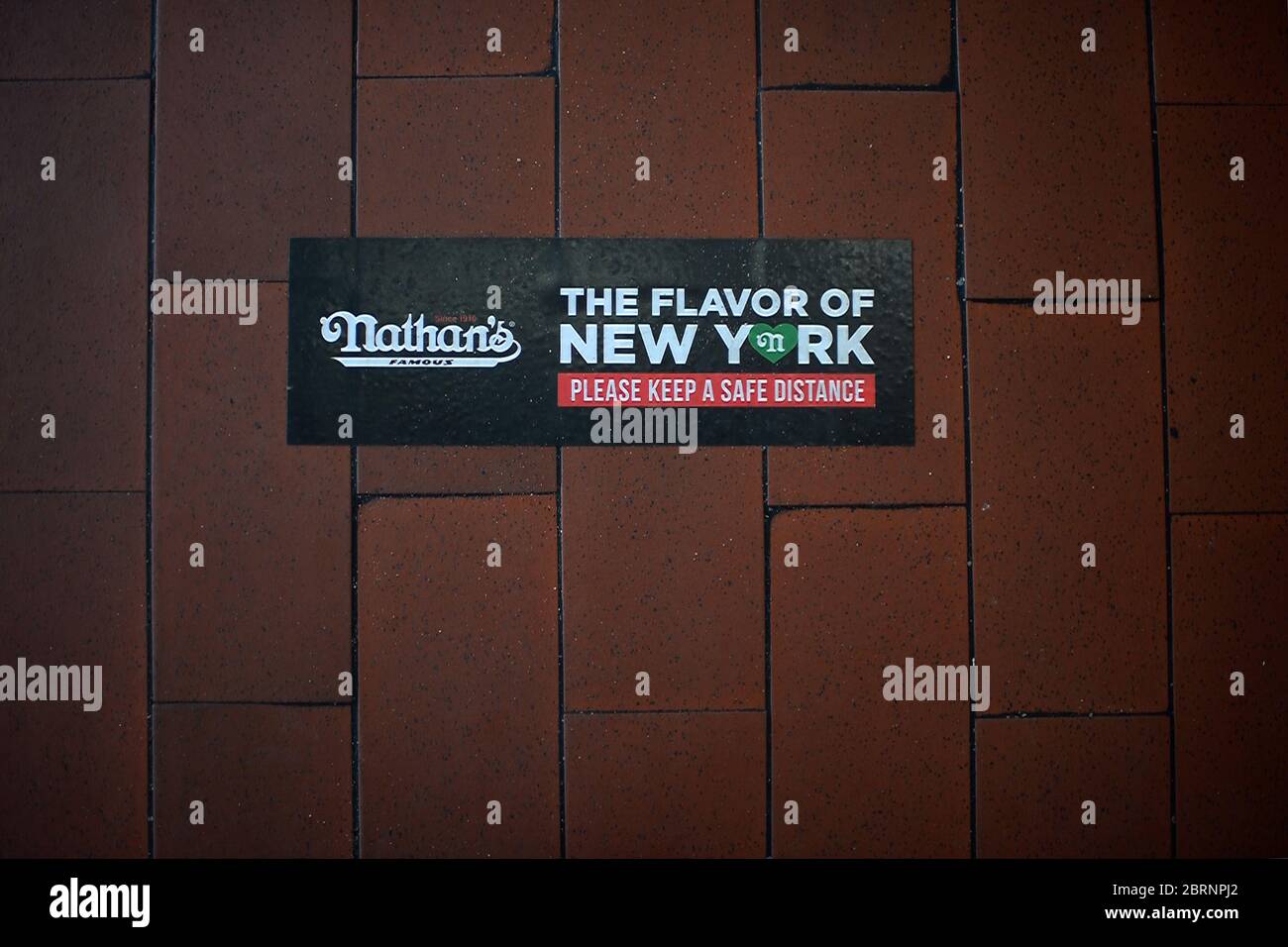New York City, USA. Mai 2020. Nathan's Famous, das berühmte Hot Dog Fast Food Restaurant in Coney Island, steht Kunden offen, die nur zur Zeit der COVID-19-Pandemie im Brooklyn-Bezirk New York City, NY, am 21. Mai 2020 einen Mitnahme-Besuch bestellen. Die NYPD kündigte an, dass sie am Memorial Day Wochenende die Strände patrouillieren wird, um die soziale Distanz zu genießen und Masken auszuteilen, und sagte, Strandbesucher können nur knöcheltief ins Wasser gehen, kein Schwimmen ist erlaubt, aber Surfen wird erlaubt sein. (Anthony Behar/Sipa USA) Credit: SIPA USA/Alamy Live News Stockfoto