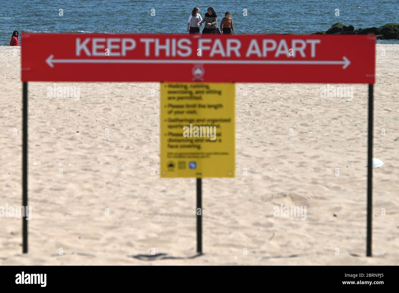 New York City, USA. Mai 2020. Strandgänger üben soziale Distanz am Coney Island Strand im Brooklyn Bezirk von New York City, NY, 21. Mai 2020. Die NYPD kündigte an, dass sie am Memorial Day Wochenende die Strände patrouillieren wird, um die soziale Distanz zu genießen und Masken auszuteilen, und sagte, Strandbesucher können nur knöcheltief ins Wasser gehen, kein Schwimmen ist erlaubt, aber Surfen wird erlaubt sein. (Anthony Behar/Sipa USA) Credit: SIPA USA/Alamy Live News Stockfoto