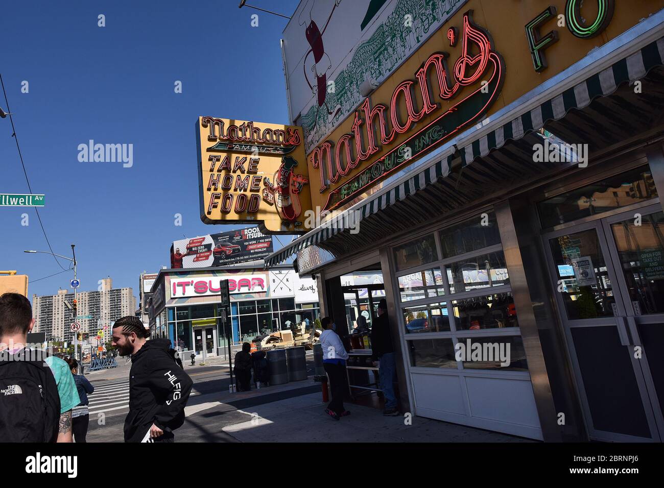 New York City, USA. Mai 2020. Nathan's Famous, das berühmte Hot Dog Fast Food Restaurant in Coney Island, steht Kunden offen, die nur zur Zeit der COVID-19-Pandemie im Brooklyn-Bezirk New York City, NY, am 21. Mai 2020 einen Mitnahme-Besuch bestellen. Die NYPD kündigte an, dass sie am Memorial Day Wochenende die Strände patrouillieren wird, um die soziale Distanz zu genießen und Masken auszuteilen, und sagte, Strandbesucher können nur knöcheltief ins Wasser gehen, kein Schwimmen ist erlaubt, aber Surfen wird erlaubt sein. (Anthony Behar/Sipa USA) Credit: SIPA USA/Alamy Live News Stockfoto