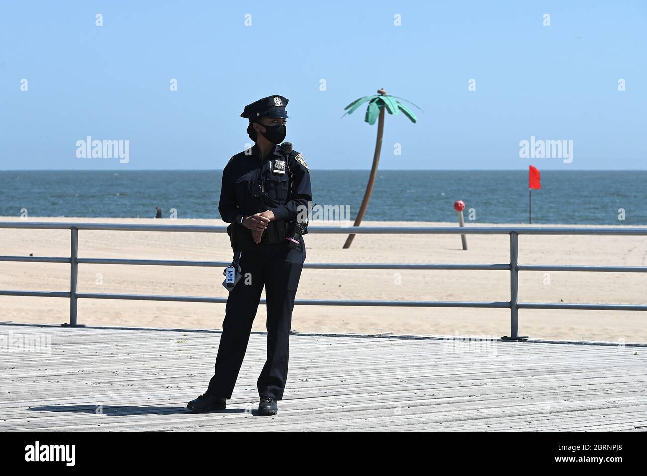 New York City, USA. Mai 2020. Während der COVID-19-Pandemie tragen Beamte der NYPD eine Maske und patrouillieren die Strandpromenade von Coney Island, um die Regeln der sozialen Distanz im New York City-Bezirk Brooklyn, NY, am 21. Mai 2020, aufrechtzuerhalten. Die NYPD kündigte an, dass sie am Memorial Day Wochenende die Strände patrouillieren wird, um die soziale Distanz zu genießen und Masken auszuteilen, und sagte, Strandbesucher können nur knöcheltief ins Wasser gehen, kein Schwimmen ist erlaubt, aber Surfen wird erlaubt sein. (Anthony Behar/Sipa USA) Credit: SIPA USA/Alamy Live News Stockfoto