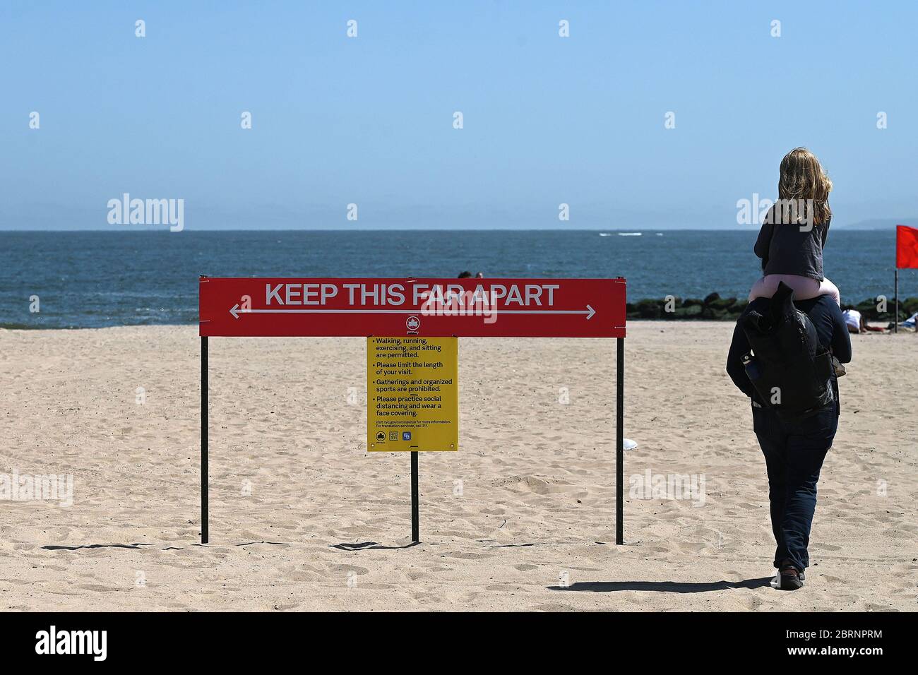 New York City, USA. Mai 2020. Strandgänger üben soziale Distanz am Coney Island Strand im Brooklyn Bezirk von New York City, NY, 21. Mai 2020. Die NYPD kündigte an, dass sie am Memorial Day Wochenende die Strände patrouillieren wird, um die soziale Distanz zu genießen und Masken auszuteilen, und sagte, Strandbesucher können nur knöcheltief ins Wasser gehen, kein Schwimmen ist erlaubt, aber Surfen wird erlaubt sein. (Anthony Behar/Sipa USA) Credit: SIPA USA/Alamy Live News Stockfoto