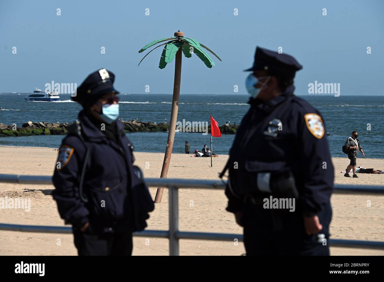 Während der COVID-19-Pandemie patrouillieren zwei Sicherheitsbeauftragte der NYPD School auf der Strandpromenade von Coney Island, um die Regeln der sozialen Distanz zu wahren und schützende Gesichtsmasken auszuhändigen. Sie befinden sich im Stadtteil Brooklyn von New York City, NY, 21. Mai 2020. Die NYPD kündigte an, dass sie am Memorial Day Wochenende die Strände patrouillieren wird, um die soziale Distanz zu genießen und Masken auszuteilen, und sagte, Strandbesucher können nur knöcheltief ins Wasser gehen, kein Schwimmen ist erlaubt, aber Surfen wird erlaubt sein. (Anthony Behar/Sipa USA) Stockfoto