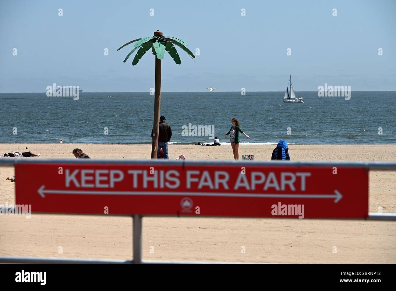 New York City, USA. Mai 2020. Strandgänger üben soziale Distanz am Coney Island Strand im Brooklyn Bezirk von New York City, NY, 21. Mai 2020. Die NYPD kündigte an, dass sie am Memorial Day Wochenende die Strände patrouillieren wird, um die soziale Distanz zu genießen und Masken auszuteilen, und sagte, Strandbesucher können nur knöcheltief ins Wasser gehen, kein Schwimmen ist erlaubt, aber Surfen wird erlaubt sein. (Anthony Behar/Sipa USA) Credit: SIPA USA/Alamy Live News Stockfoto
