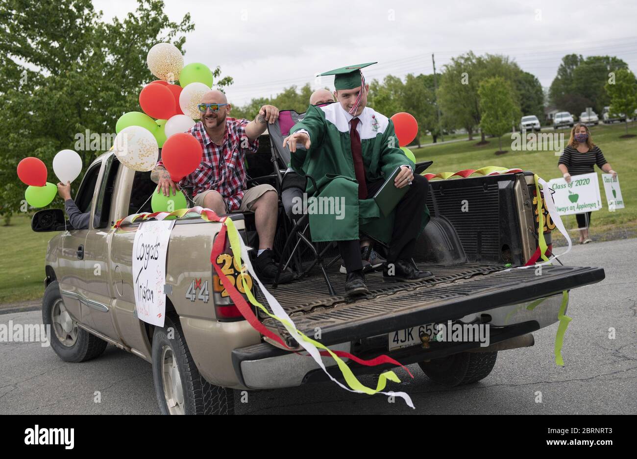 Washington, Unbunden Staaten. Mai 2020. Ein Absolvent winkt aus dem Rücken eines LKW nach Erhalt seines Diploms während einer Drive-Thru-Graduierung an der Musselman High School in Inwood, West Virginia am Donnerstag, 21. Mai 2020. Aufgrund der COVID-19 Pandemie war die High School gezwungen, eine sozial distanzierte Eröffnungszeremonie abzuhalten. Foto von Kevin Dietsch/UPI Quelle: UPI/Alamy Live News Stockfoto