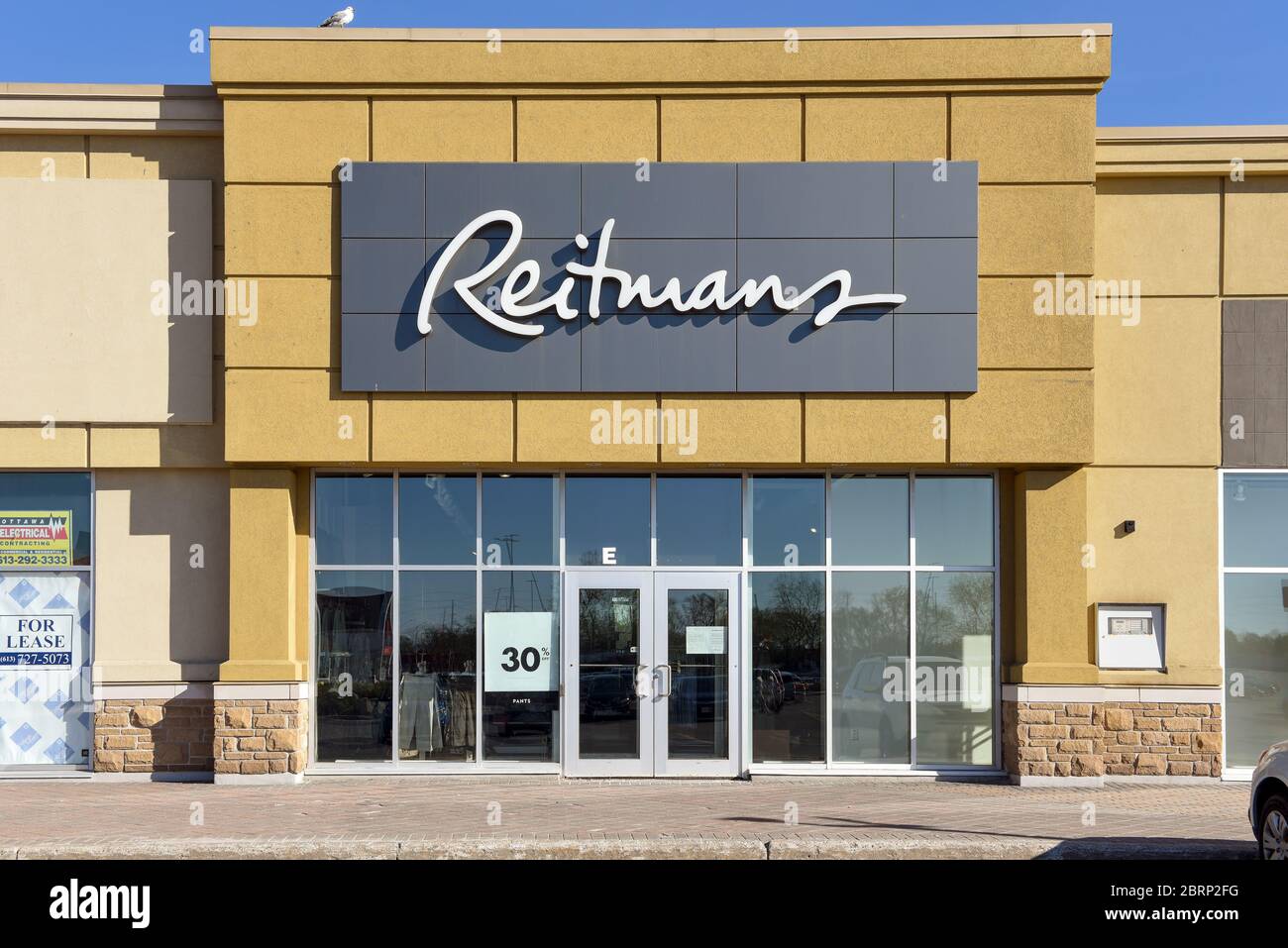 Ottawa, Kanada - 21. Mai 2020: Reitmans-Geschäft auf Baseline Rd ist derzeit wegen Lockdown-Maßnahmen gegen Coronavirus geschlossen. Die kanadische Frau Mode-Retai Stockfoto