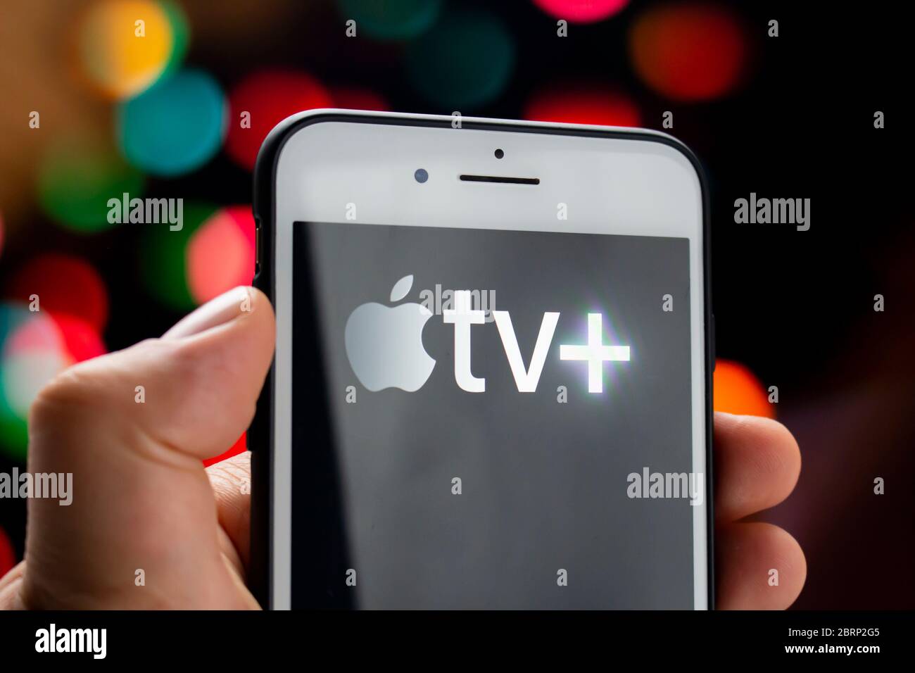 Calgary, Alberta, Kanada. 21.Mai 2020. Eine Person, die ein weißes iPhone Plus mit dem Apple TV Plus-Logo auf dem Bildschirm hält Stockfoto