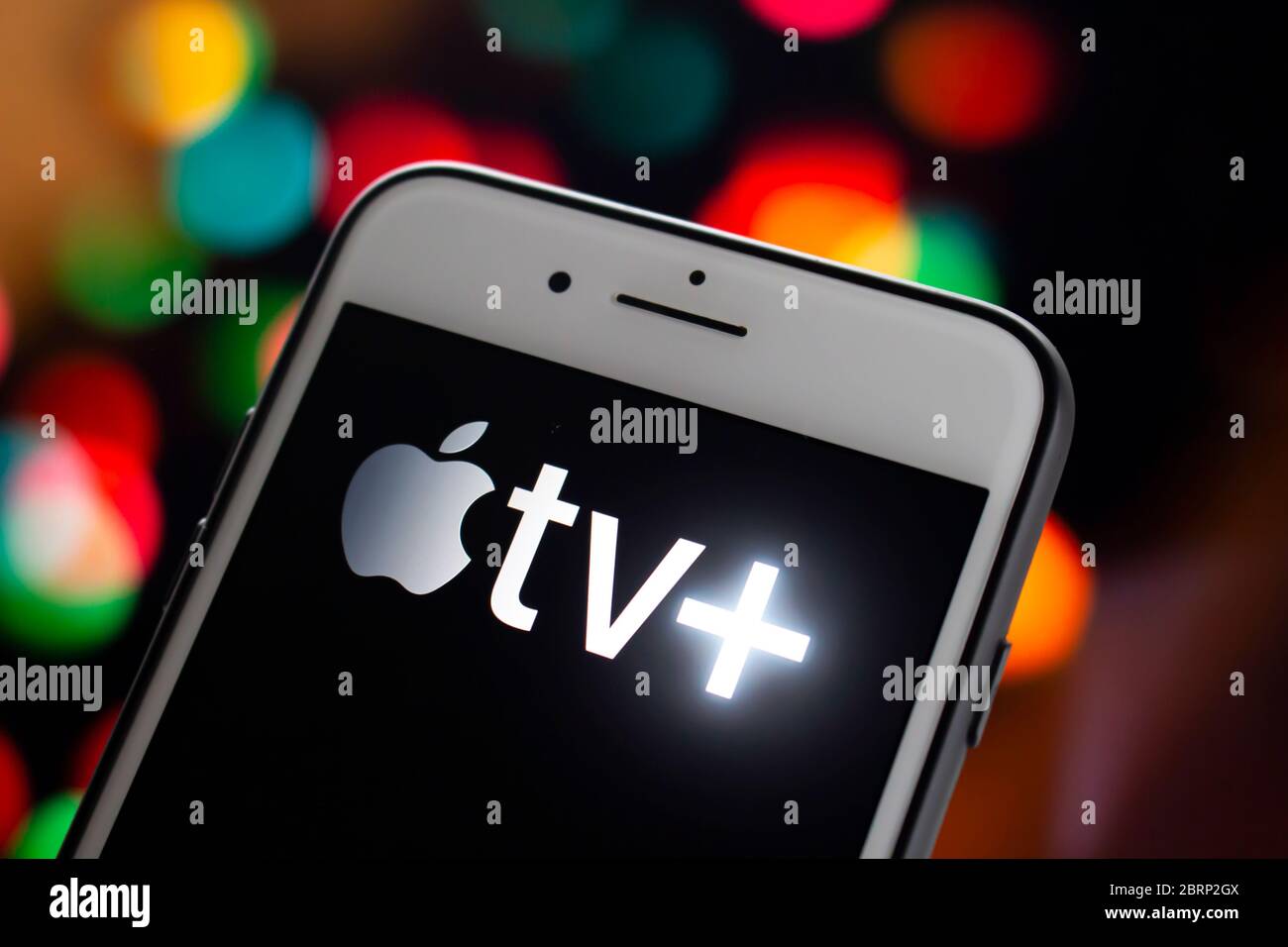 Calgary, Alberta, Kanada. 21.Mai 2020. Ein weißes iPhone Plus mit dem Apple TV Plus Logo auf dem Bildschirm Stockfoto