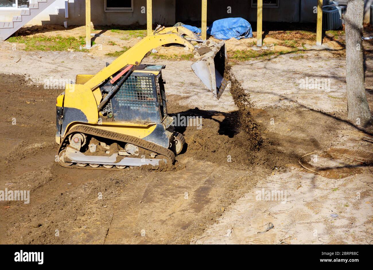 Mini Bulldozer Konstruktion von gelber Farbe auf der Erde bewegen Schaufel Bagger Stockfoto