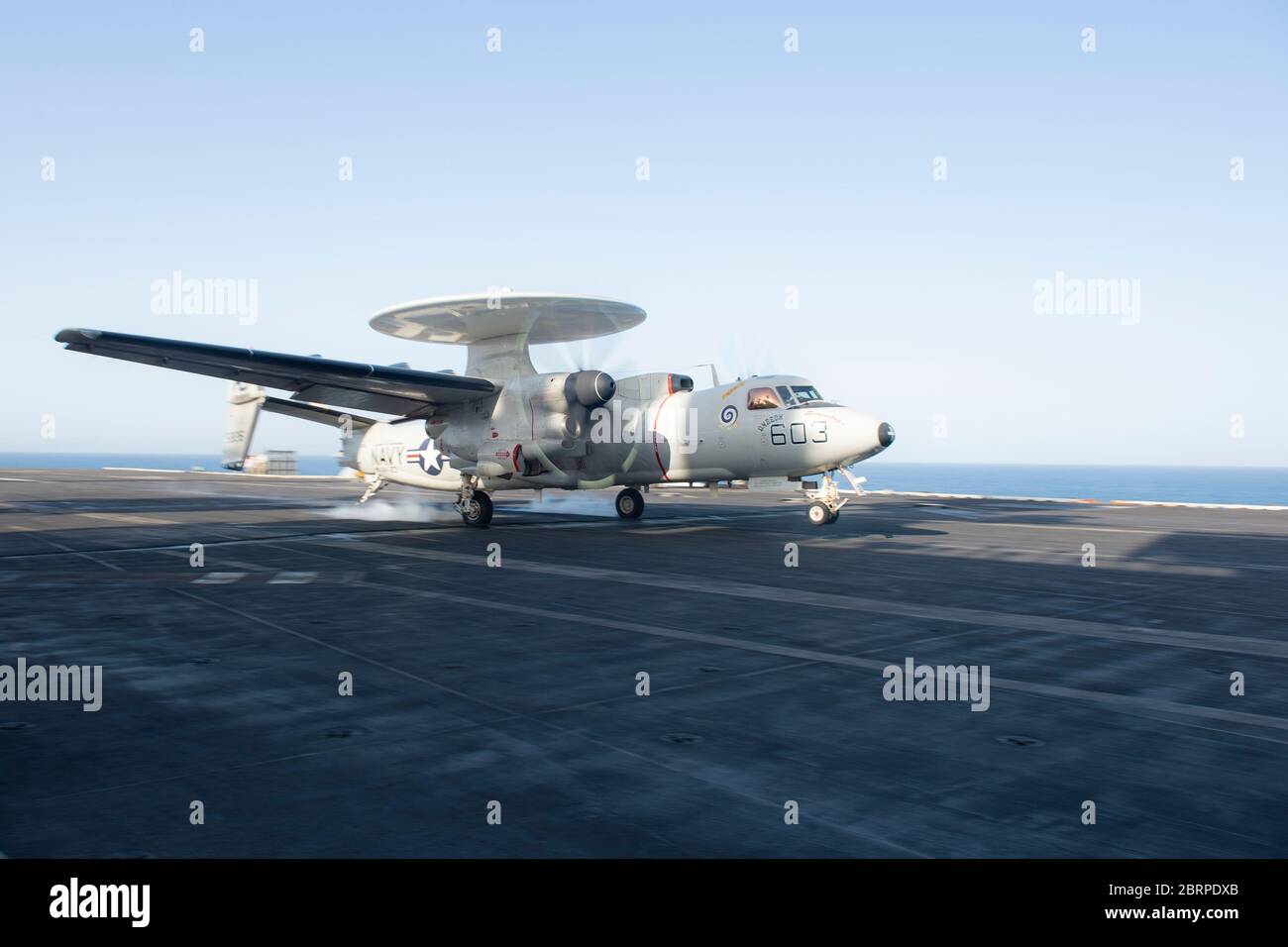 200520-N-QY794-1126 ARABIAN SEA (20. Mai 2020) eine E-2C Hawkeye, die an den 'Screwtops' der Airborne Command and Control Squadron 123 befestigt ist, landet auf dem Flugdeck des Flugzeugträgers USS Dwight D. Eisenhower (CVN 69) am 20. Mai 2020. IKE wird in das 5. US-Flottengebiet eingesetzt, um die Seestandung zu unterstützen, um die Stabilität und Sicherheit der Meere in der Zentralregion zu gewährleisten, indem es das Mittelmeer und den Pazifik über den westlichen Indischen Ozean und drei strategische Choke-Punkte verbindet. (USA Navy Foto von Mass Communication Specialist Seaman Brennen Ostern/veröffentlicht) Stockfoto