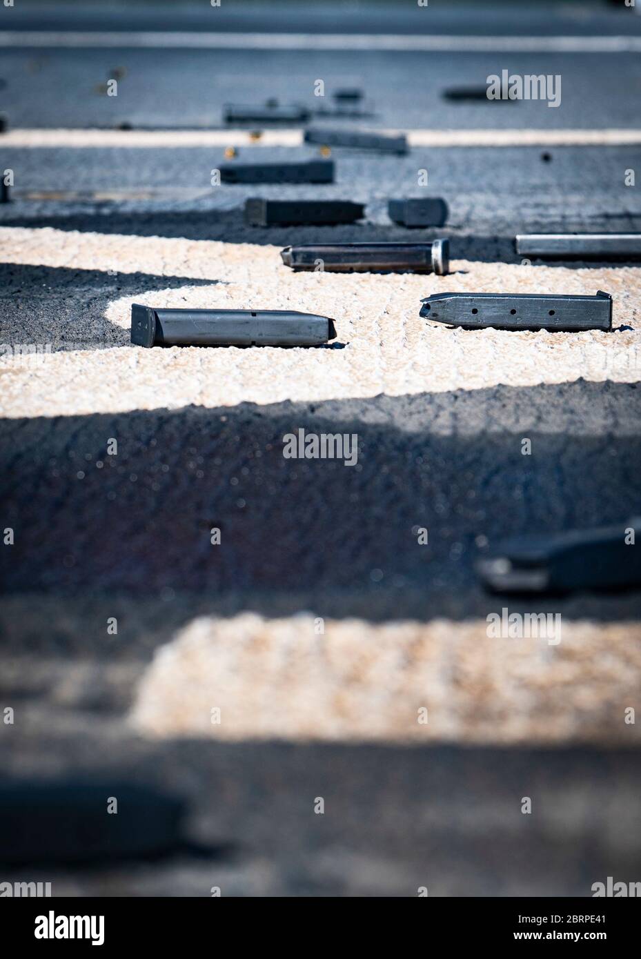 200520-N-BM428-0310 MITTELMEER (20. Mai 2020) Leere Pistolenmagazine und Muschelschalen vermüllten das Deck des Kommandos und Kontrollschiffs der Blue Ridge-Klasse USS Mount Whitney (LCC 20) nach einer Qualifikation für Kleinwaffen im Mittelmeer, 20. Mai 2020. Mount Whitney ist das Flaggschiff der 6. US-Flotte, in Gaeta zuhause und arbeitet mit einer kombinierten Besatzung von US-Matrosen und militärischen Sealift Command Zivildienst Seeleute. (USA Navy Foto von Mass Communication Specialist 2. Klasse Damon Grosvenor) Stockfoto