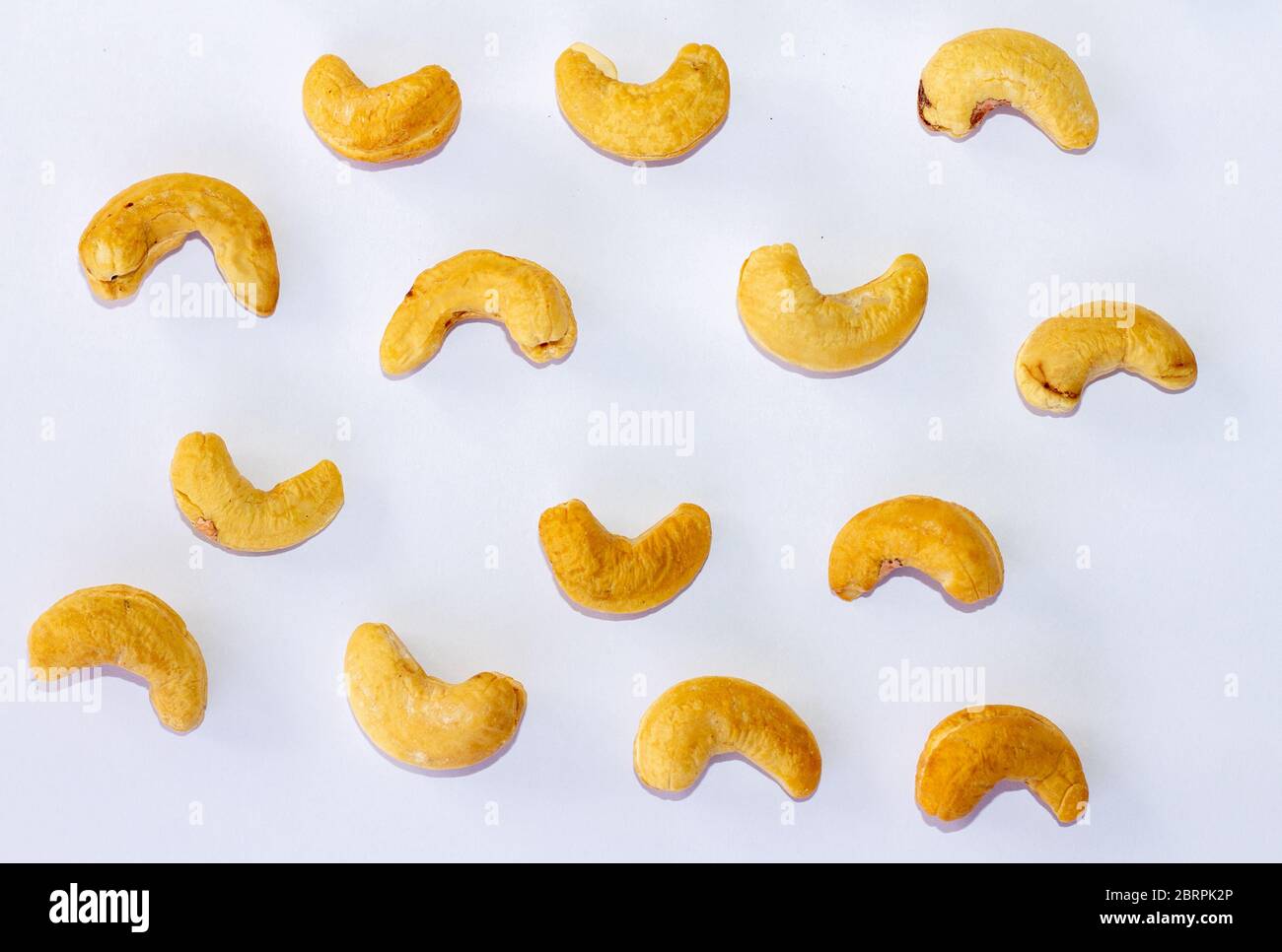 Geröstete Cashewnüsse isoliert auf weißem Hintergrund mit Schnittpfad und voller Schärfentiefe. Set oder Sammlung. Stockfoto