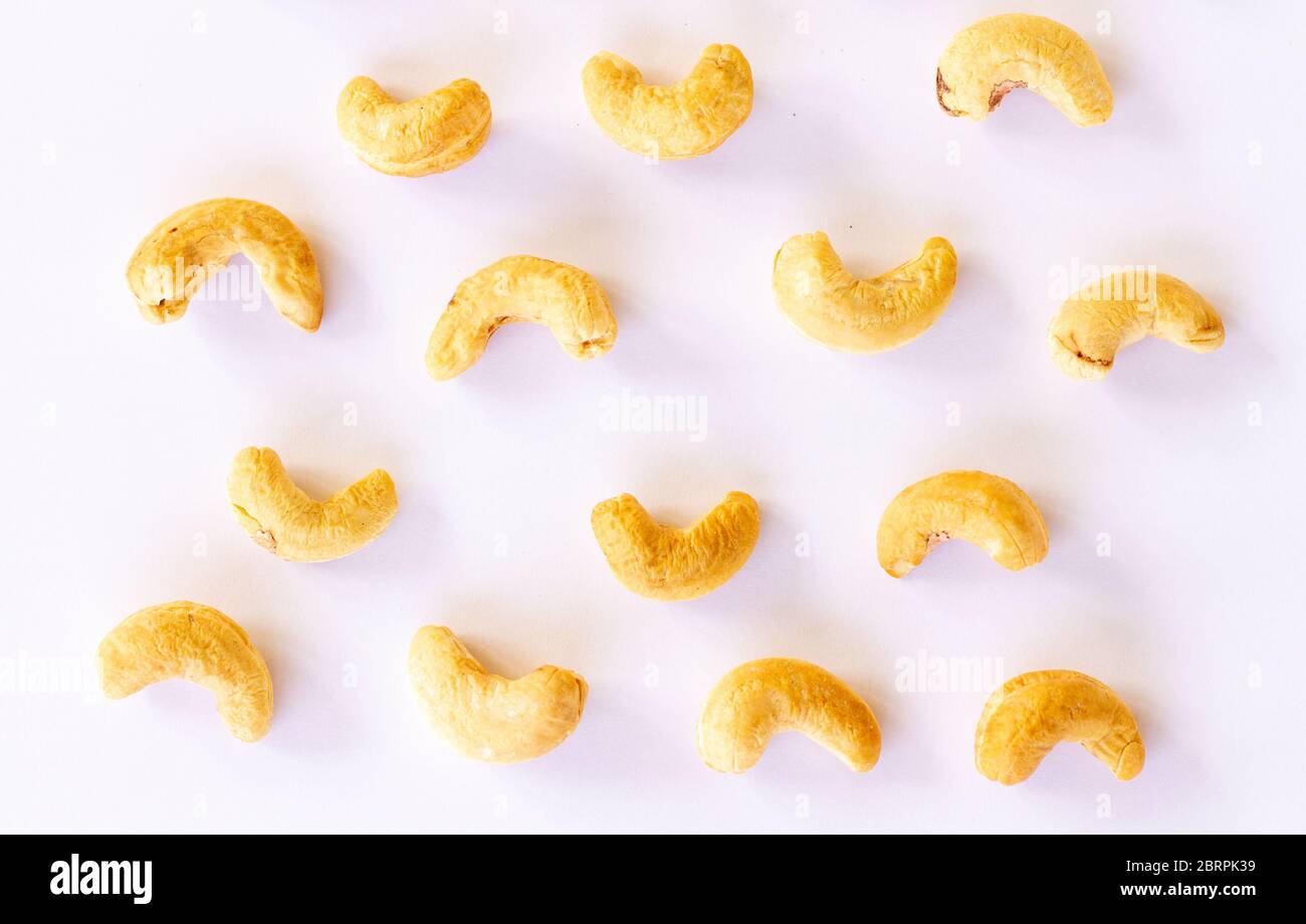 Geröstete Cashewnüsse isoliert auf weißem Hintergrund mit Schnittpfad und voller Schärfentiefe. Set oder Sammlung. Stockfoto