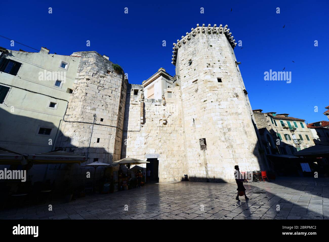 Der venezianische Turm in der Wand des Diokletianspalastes in Split, Kroatien. Stockfoto